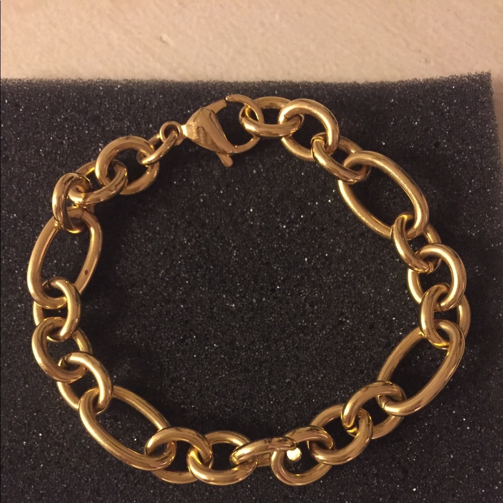 CLASSY GOLD TONE LINK BRACELET.